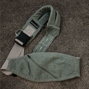 Gooseket Sling with Adjustable Strap